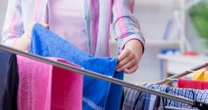 Pięknie pachnące pranie? Wcale nie potrzebujesz chemii. Wystarczy wrzucić to do pralki!