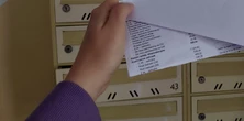 Wyjęła ze skrzynki rachunek. "Modlitwy wysłuchane". Majster miał rację