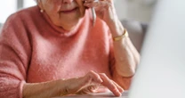 Oszuści dzwonią do seniorów. Natychmiast rozłącz się po takim pytaniu