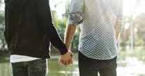 Związki partnerskie dla osób tej samej płci. Polacy zabrali głos [SONDAŻ]