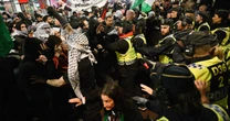 Demonstracja przeciwko udziałowi Izraela w Eurowizji, wśród protestujących Greta Thunberg. Policja użyła gazu