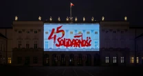 Symboliczny wpis Kancelarii Prezydenta. Uniesione palce zastąpiły słowa