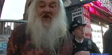 Złapali 73-letniego pedofila z sześcioletnią dziewczynką. Jego twarz rozpoznała kamera
