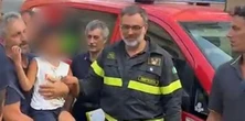 Na kempingu zaginął chłopiec. Po 36 godzinach ojciec płakał, gdy ratownicy nieśli mu synka na rękach