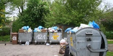 Wstyd! Ktoś podrzucił to do osiedlowego śmietnika. Mieszkańcy szukają właściciela