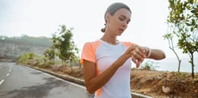 Ten niedrogi smartwatch chwalą biegacze. "Przygotowania pod półmaraton weszło na inny poziom"