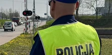 Maszynista, widząc auto na torach, hamował aż leciały iskry. Ocalony kierowca uciekł