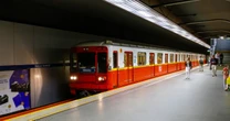 Koniec utrudnień dla pasażerów warszawskiego metra. "Wszystkie stacje linii M1 są ponownie dostępne"
