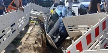 Samochód wpadł do głębokiego wykopu. Akcja służb w Szczecinie