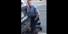 Klęczał zatrzymanemu na szyi, aż go udusił. Policjant usłyszał wyrok. "Działał ze szczególnym okrucieństwem"