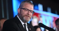 Incydent z udziałem Grzegorza Brauna w lokalu wyborczym. "Jej tu wcale nie musi być"