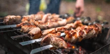 Ten węglowy grill turystyczny robi furorę. Jest ze stali, kosztuje grosze. Idealny na plażę