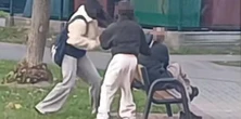 Siedział spokojnie na ławce. To, co zrobiły dwie dziewczynki, bulwersuje