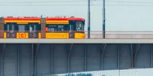 Chciała rzucić się z mostu z Warszawie. Motorniczy tramwaju chwycił ją za ubranie...