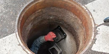 Próbowali ratować kolegę. Czterech robotników zabił trujący gaz ze studzienki