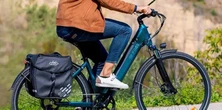 Ten elektryczny rower miejski zachwyca designem. Zasięg do 100 km, 7 biegów i odporność na deszcz