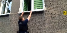 Z mieszkania dochodziły niepokojące odgłosy. Policja pokazała przejmujące nagranie