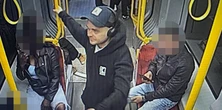 Znokautował Amerykanina w warszawskim tramwaju. Potem spokojnie usiadł obok. Poznajesz go?