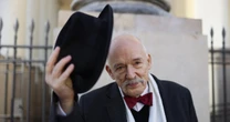Janusz Korwin-Mikke atakuje Onet spreparowanym screenem. Taki artykuł nigdy nie powstał