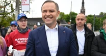 Karol Nawrocki pali się do debat. W PiS chuchają na zimne. "Orłem nie jest"