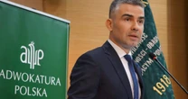 Robert Bąkiewicz z łaską prezydenta. Prezes adwokatury: podważa autorytet sądów
