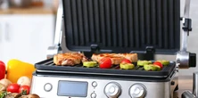 Ten grill elektryczny zachwyca Polaków! Ma 2400 W i nieprzywierającą powłokę