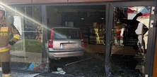 20-latka wjechała autem do piekarni w Tarczynie. Za ladą stały ekspedientki