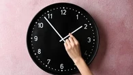 Zmiana czasu z letniego na zimowy w 2025 roku. To już w ten weekend! Kiedy dokładnie pośpimy godzinę dłużej? Oto data!