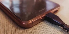 Ładujesz telefon w ten sposób? Popełniasz kosztowny i groźny błąd. To się może źle skończyć