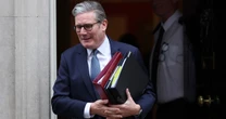Po roku u władzy Keir Starmer nie ma czego świętować. "Gasi pożary" za granicą, ale nie radzi sobie z chaosem we własnym kraju