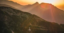 Odwiedź Tatry i weź udział w niezwykłym spektaklu natury! Na Kasprowym Wierchu czekają malownicze wschody i zachody słońca