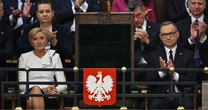 Tak Andrzej Duda zachował się na zaprzysiężeniu Karola Nawrockiego. Symboliczny gest [WIDEO]
