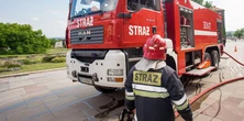 Duży pożar hali magazynowej pod Warszawą. 300 m kw. zajętych ogniem