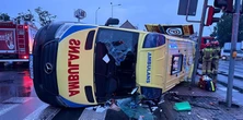Dramat w Legnicy. Karetka wiozła ciężko chorą pacjentkę, doszło do zderzenia