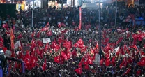Turecki reżim (znów) zaciska pętlę. Stambuł kipi ze złości. "Historyczny błąd", "nie oddamy demokracji"