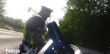 Policjanci musieli przerwać kontrolę. "Panowie, proszę. Nie oddycha". Dramatyczne NAGRANIE