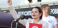 „Chcę do męża, kuchni i kotletów” – mówiła Łukaszence. Kim jest Swiatłana Cichanouska, która wstrząsnęła reżimem
