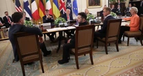 "Chcemy usłyszeć wycie z bagien". Europa znalazła patent na Putina, ale milczy na temat prawdy o Donaldzie Trumpie