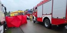 Wjechali w stojącą na poboczu ciężarówkę. Trzy osoby nie żyją