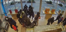 Szokujące sceny w centrum handlowym. Horda rabusiów opanowała salon jubilerski