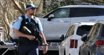 Staranował bramę konsulatu Rosji w Sydney. Policja nie zdołała go powstrzymać [WIDEO]