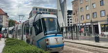 Dramatyczne chwile na przystanku we Wrocławiu. Pasażer tramwaju walczy o życie