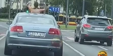 Zdjęła bluzkę i topless wychyliła się przez szyberdach. Nagranie z Łodzi hitem sieci