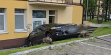 Dramatyczne zdarzenie w Otwocku. Samochód wjechał w ludzi i uderzył w budynek szpitala