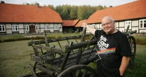 Kochała go cała Polska, usunął się w cień. Teraz żyje jak w raju. Wybudował sobie kilka domów