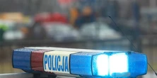 Policja znalazła w domu ciało kobiety z obrażeniami głowy. Ranny mąż trafił do szpitala