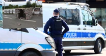 Nietypowa konstrukcja przy placu budowy. W środku był telefon i coś jeszcze