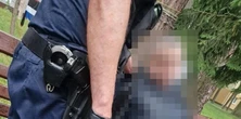 Nie uciekał przed ulewą. Przemoczony siedział na ławce. Przejmujące sceny w Poniatowej