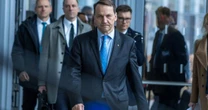 Sikorski: Rosja toczy z Polską wojnę hybrydową. Podpalenia, zabójstwa, szpiegostwo to element planu Putina [WYWIAD]