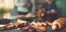 Ten turystyczny grill węglowy po złożeniu wygląda jak walizka. Kompaktowy, lekki i ma półki